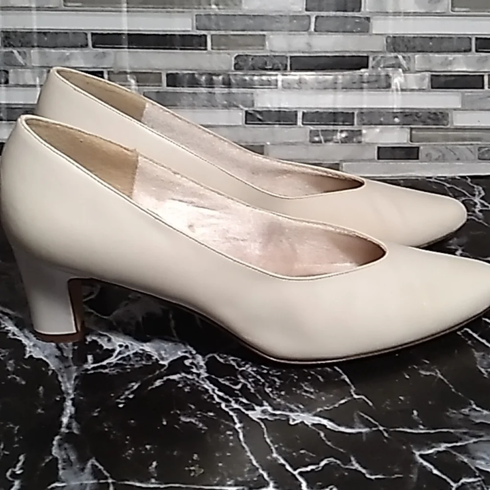 Life Strides cream color pumps heels 👠 8.5